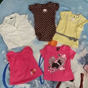 4 short sleeve shirts 1 onsie short sleeve 12/18 M